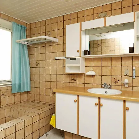Two-bedroom Holiday In 1